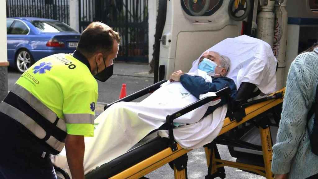 Bernardo Pantoja llega a su casa en una ambulancia /EP