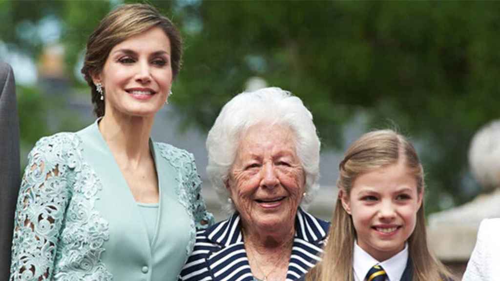 La reina Leitiza, su abuela, Menchu Álvarez del Valle, y la infanta Sofía / HOLA