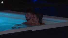 Marina e Isaac, antes del beso en la piscina / MEDIASET