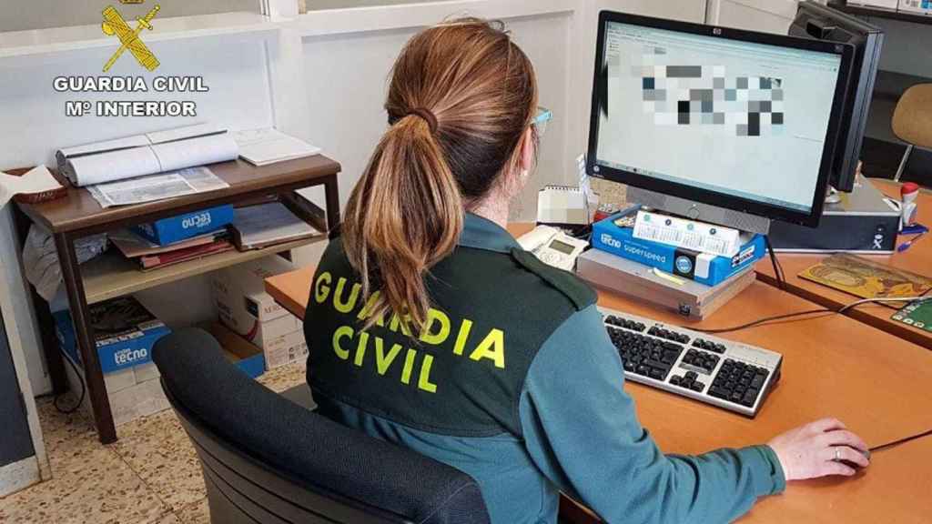 Una agente de la Guardia Civil investiga ciberacoso