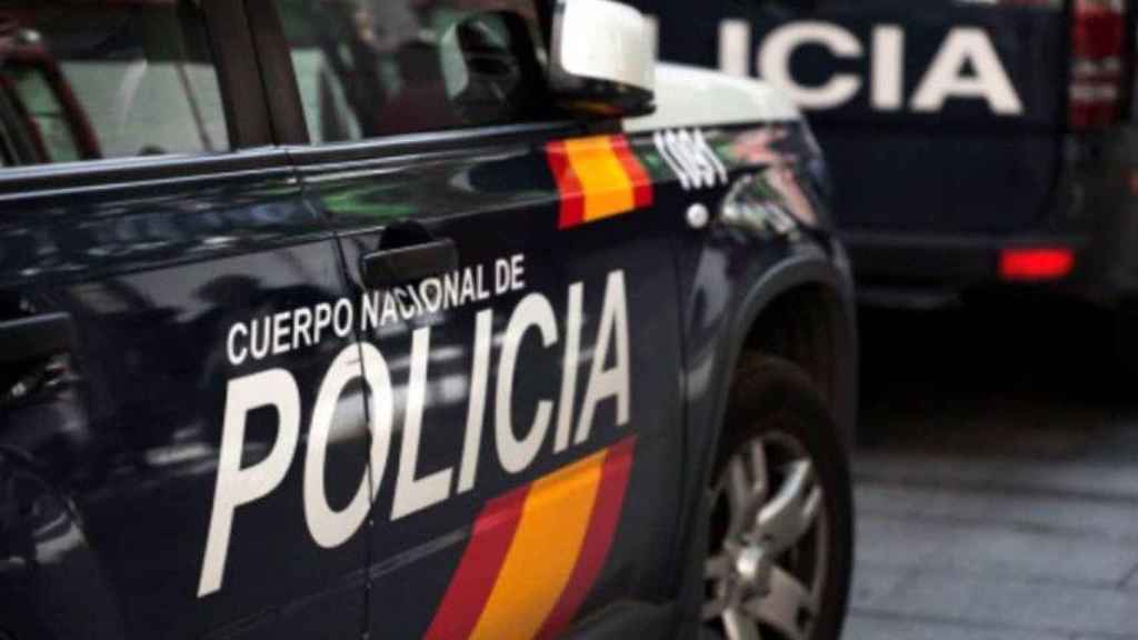 Vehículo de la Policía Nacional en el que trasladaron a la joven proxeneta / EP