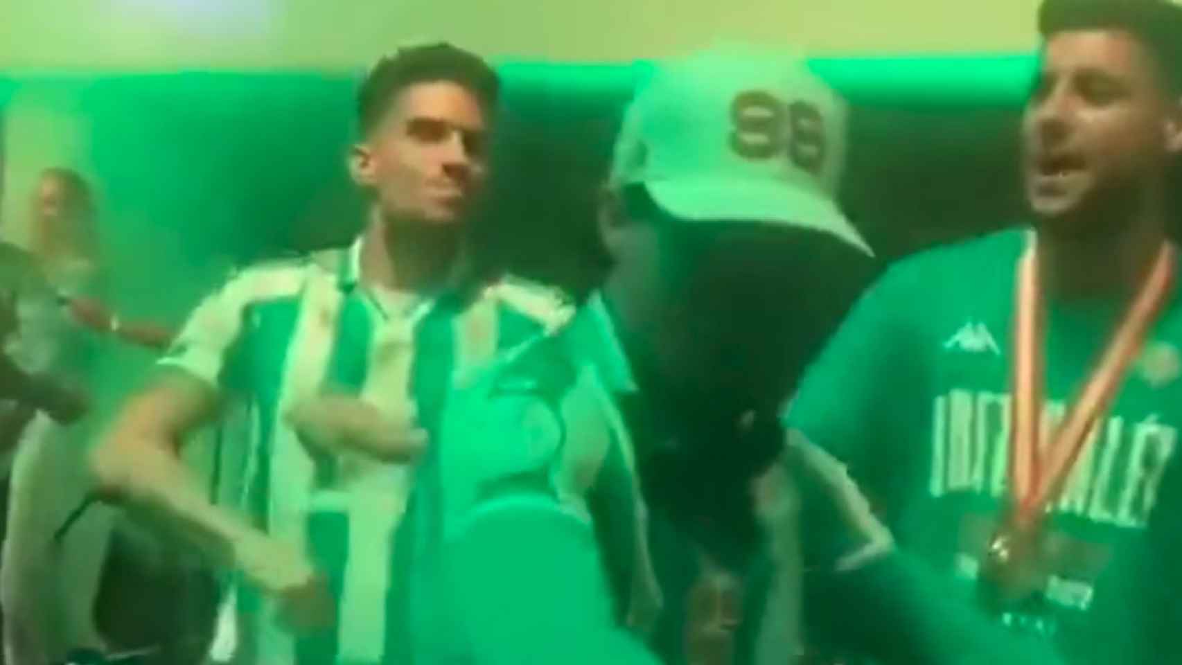 Marc Bartra, demostrando sus pasos de baile, en la celebración del Real Betis / Redes