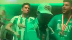 Marc Bartra, demostrando sus pasos de baile, en la celebración del Real Betis / Redes