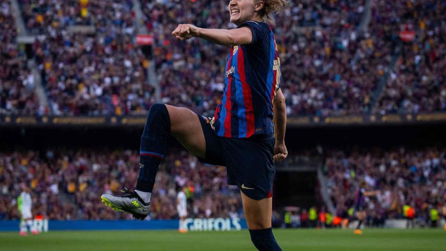 Graham Hansen celebra su gol contra el Chelsea ante un Camp Nou entregado / FCB