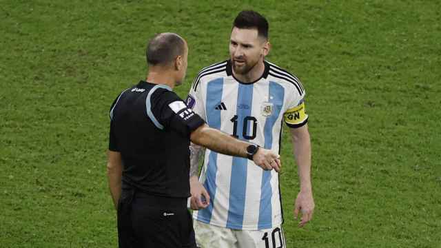 Lionel Messi se encara con Mateu Lahoz, durante la victoria de Argentina contra Países Bajos / EFE