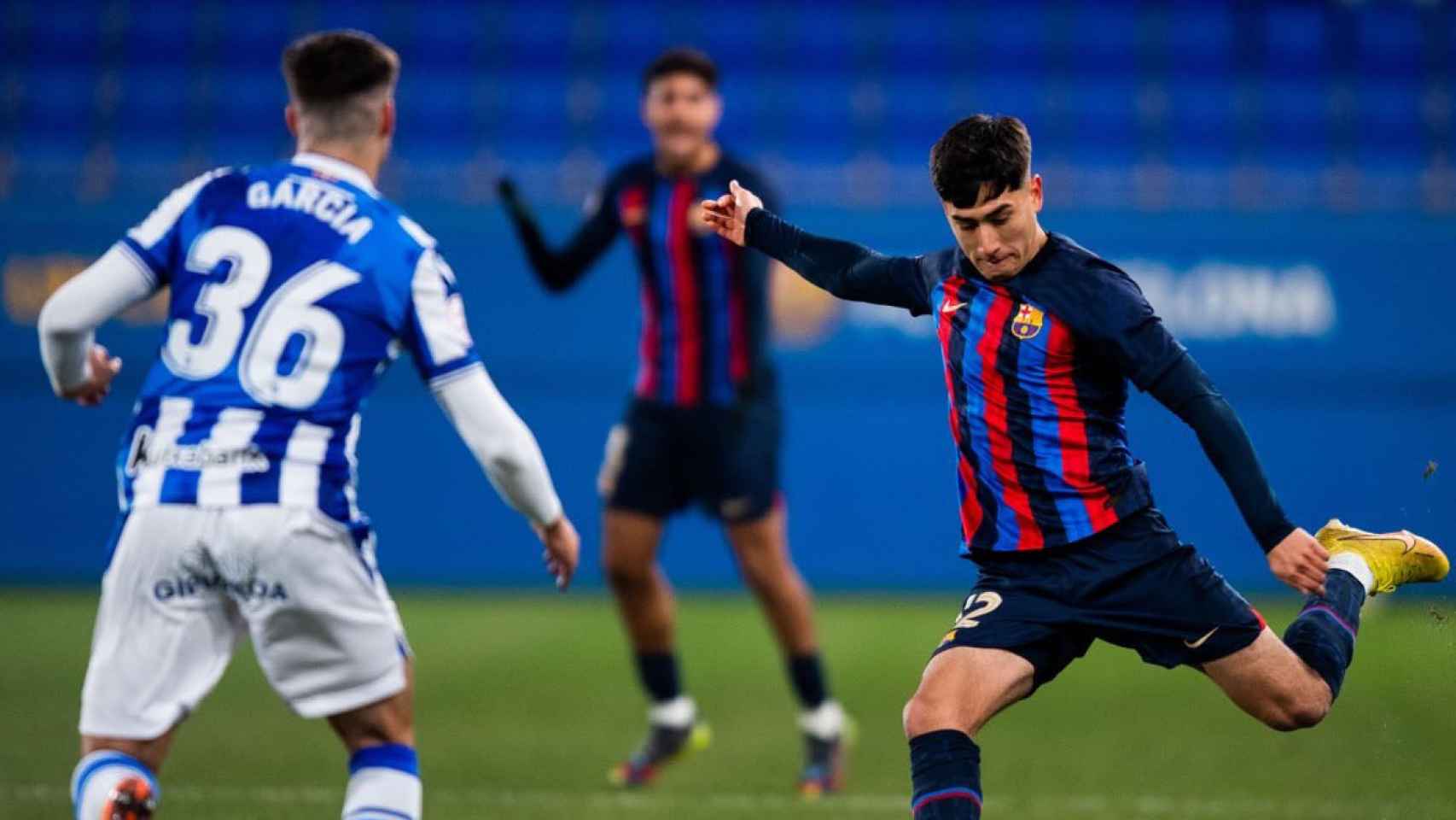 Román Vega disparando con la zurda, durante el empate entre el Barça B y la Real Sociedad / FCB