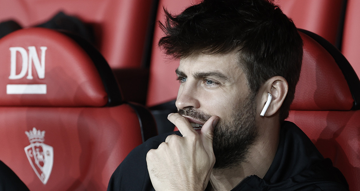 Gerard Piqué, en el banquillo del Sadar, antes del Osasuna-Barça / EFE