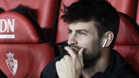 Gerard Piqué, en el banquillo del Sadar, antes del Osasuna-Barça / EFE