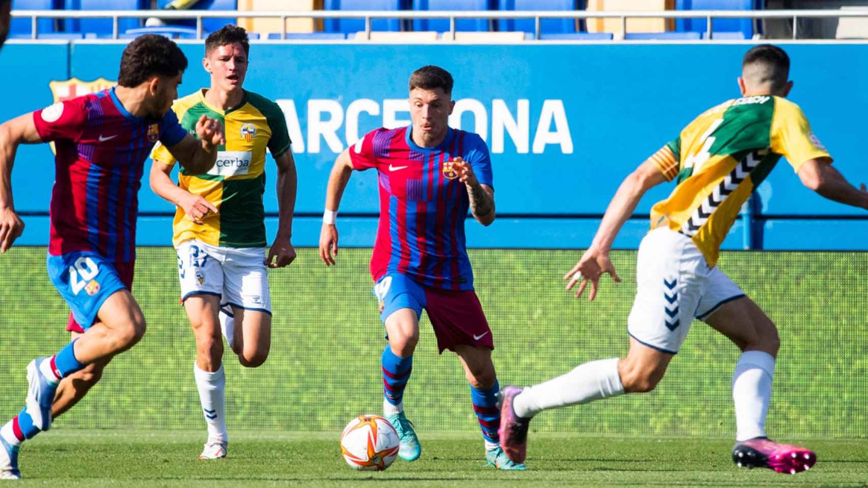 Antonio Aranda, conduciendo el balón, en el partido entre el Barça B y Sabadell FCB