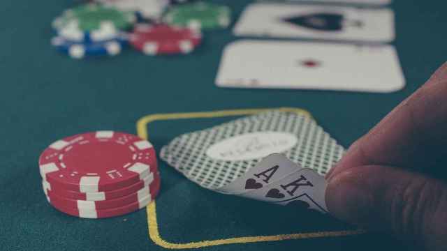 Jugador de cartas en un casino