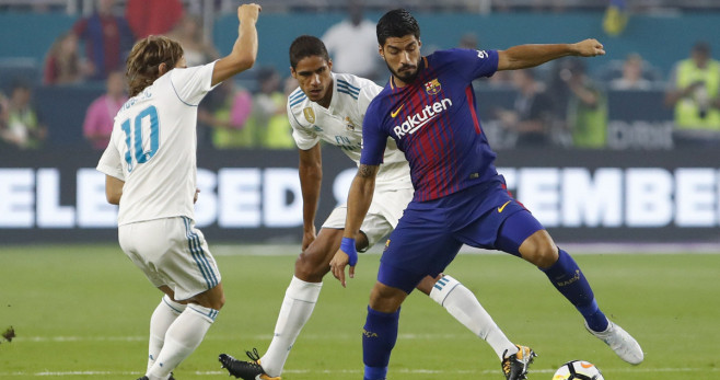 Luis Suárez, contra Raphael Varane y Luka Modric, en un amistoso del Barça-Madrid en Estados Unidos / EFE