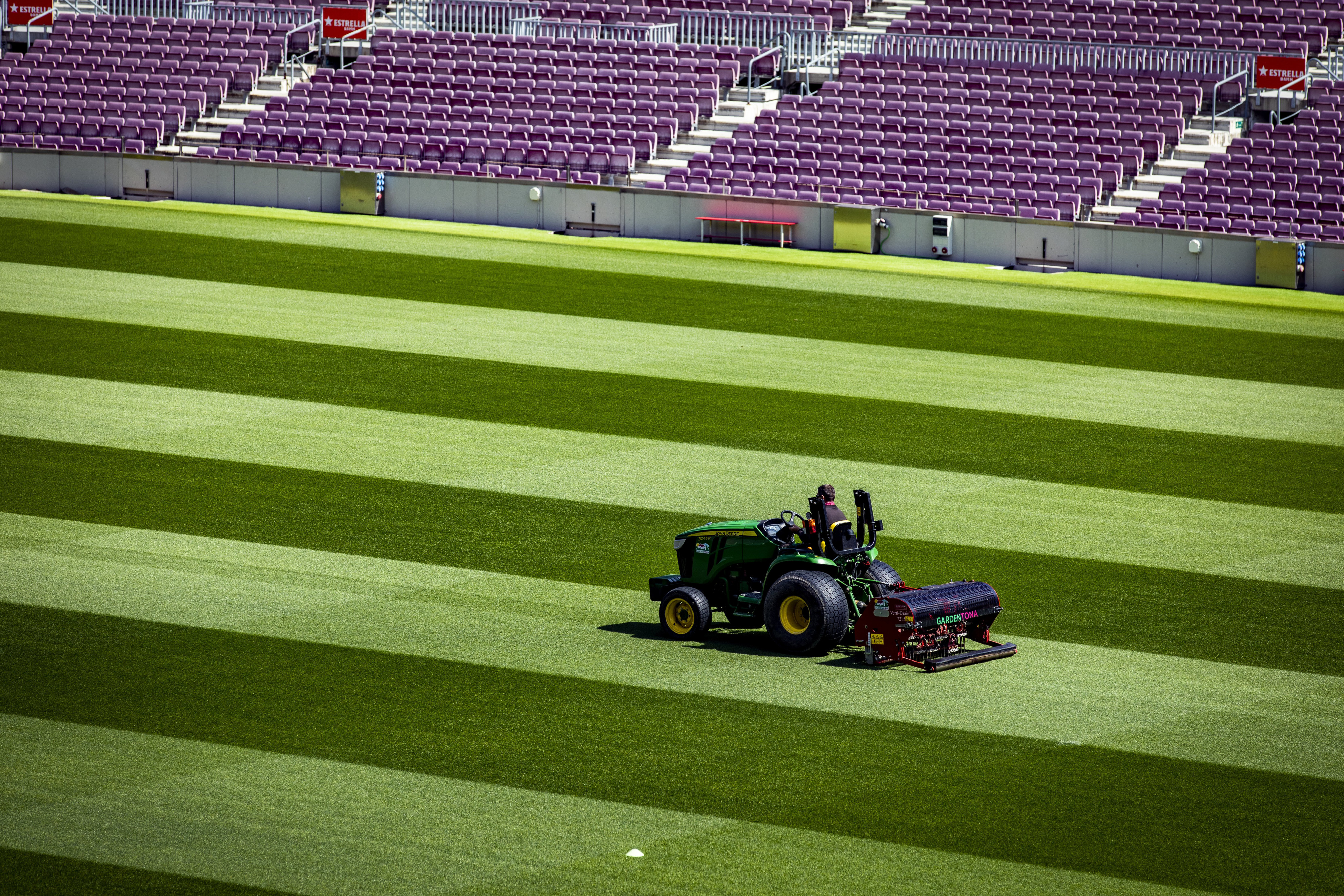 Trabajos de mantenimiento en el césped del Camp Nou / FCB