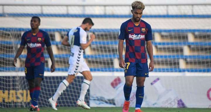 Los jugadores del Barça B, lamentando la derrota ante el Sabadell | FCB