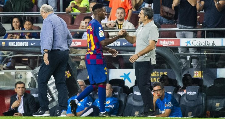 Ansu Fati y Ernesto Valverde saludándose tras el cambio / FC Barcelona