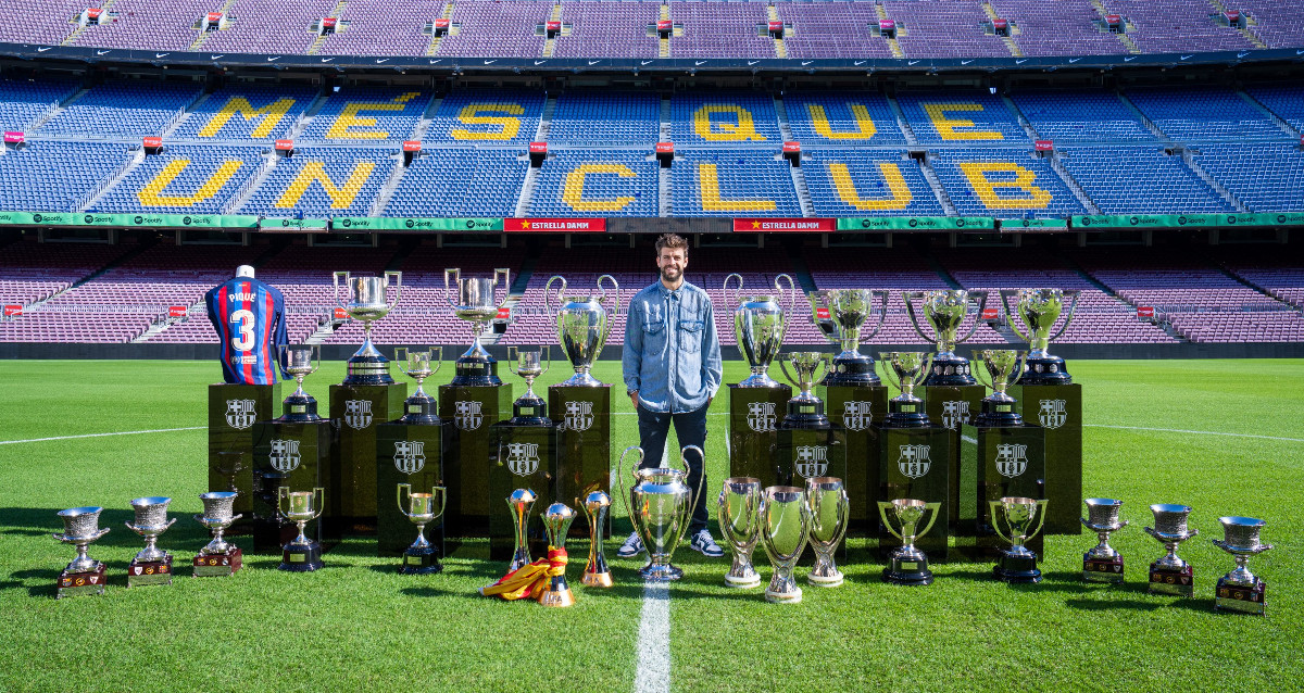 Gerard Piqué se despide rodeado de sus trofeos con el Barça / FCB