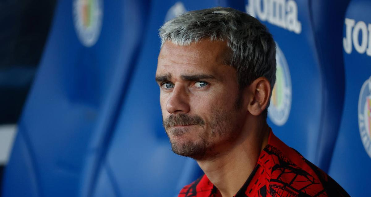 Antoine Griezmann, mirando el partido del Atlético desde el banquillo de suplentes / EFE