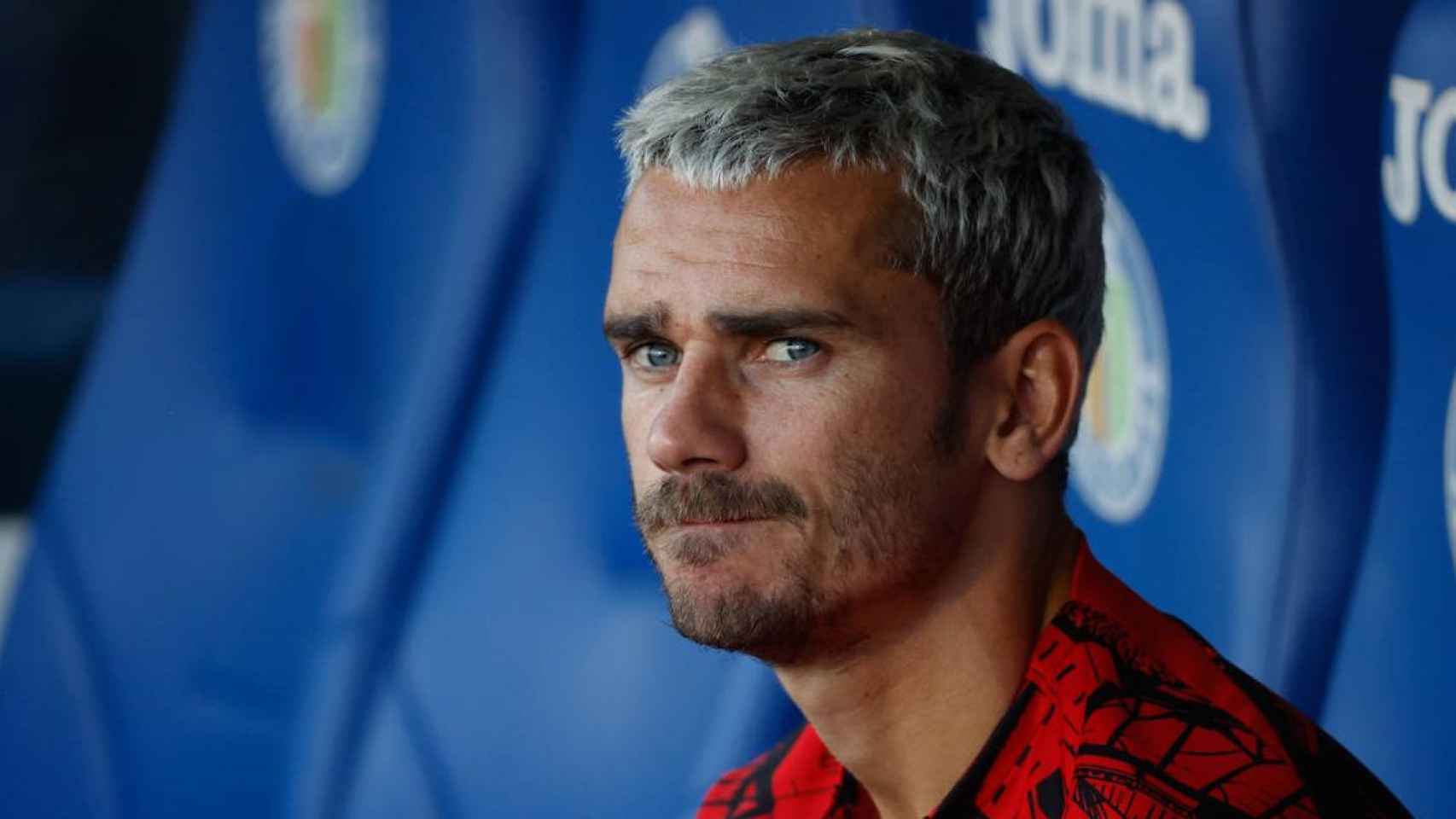 Antoine Griezmann, mirando el partido del Atlético desde el banquillo de suplentes / EFE