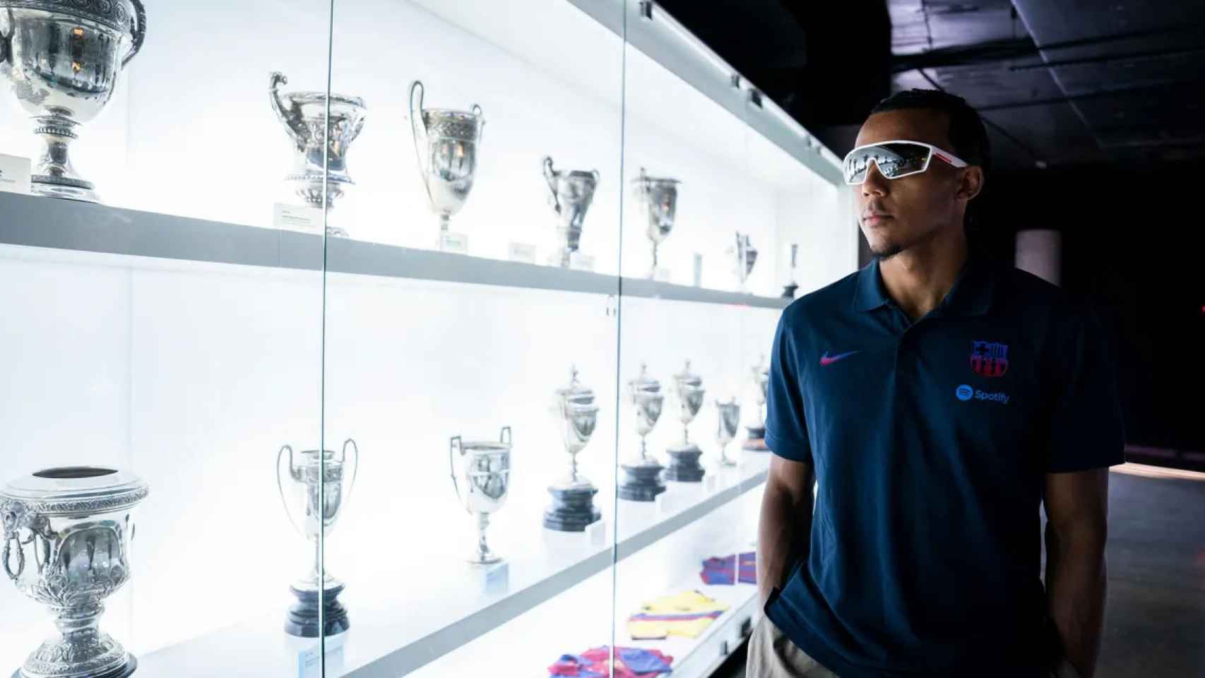 Jules Koundé, central del Barça, visitando las instalaciones del museo / FCB