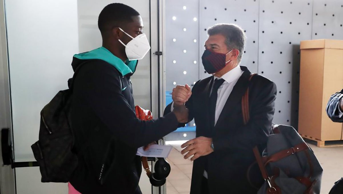 Joan Laporta saludando a Ousmane Dembelé. Este lunes puede haber una reunión urgente entre las dos partes / FC Barcelona