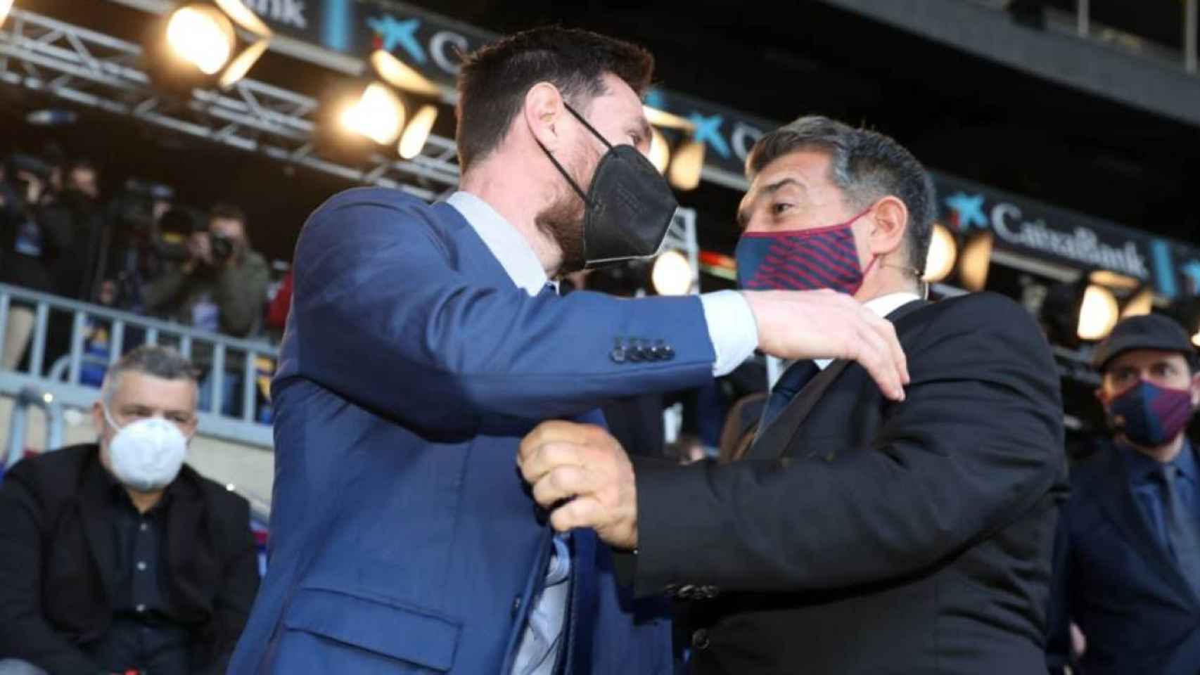 Abrazo entre Messi y Laporta tras la proclamación del segundo como presidente del Barça / EFE