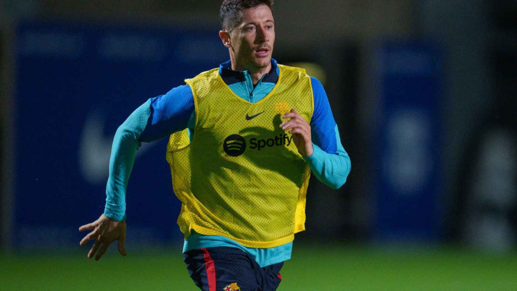 Robert Lewandowski se ejercita en el entrenamiento del Barça / FCB