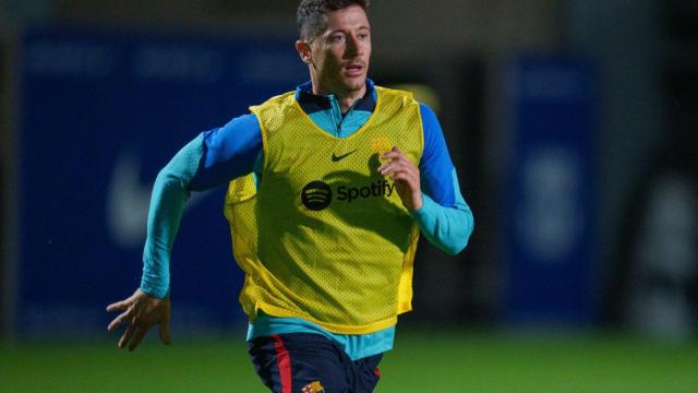 Robert Lewandowski se ejercita en el entrenamiento del Barça / FCB