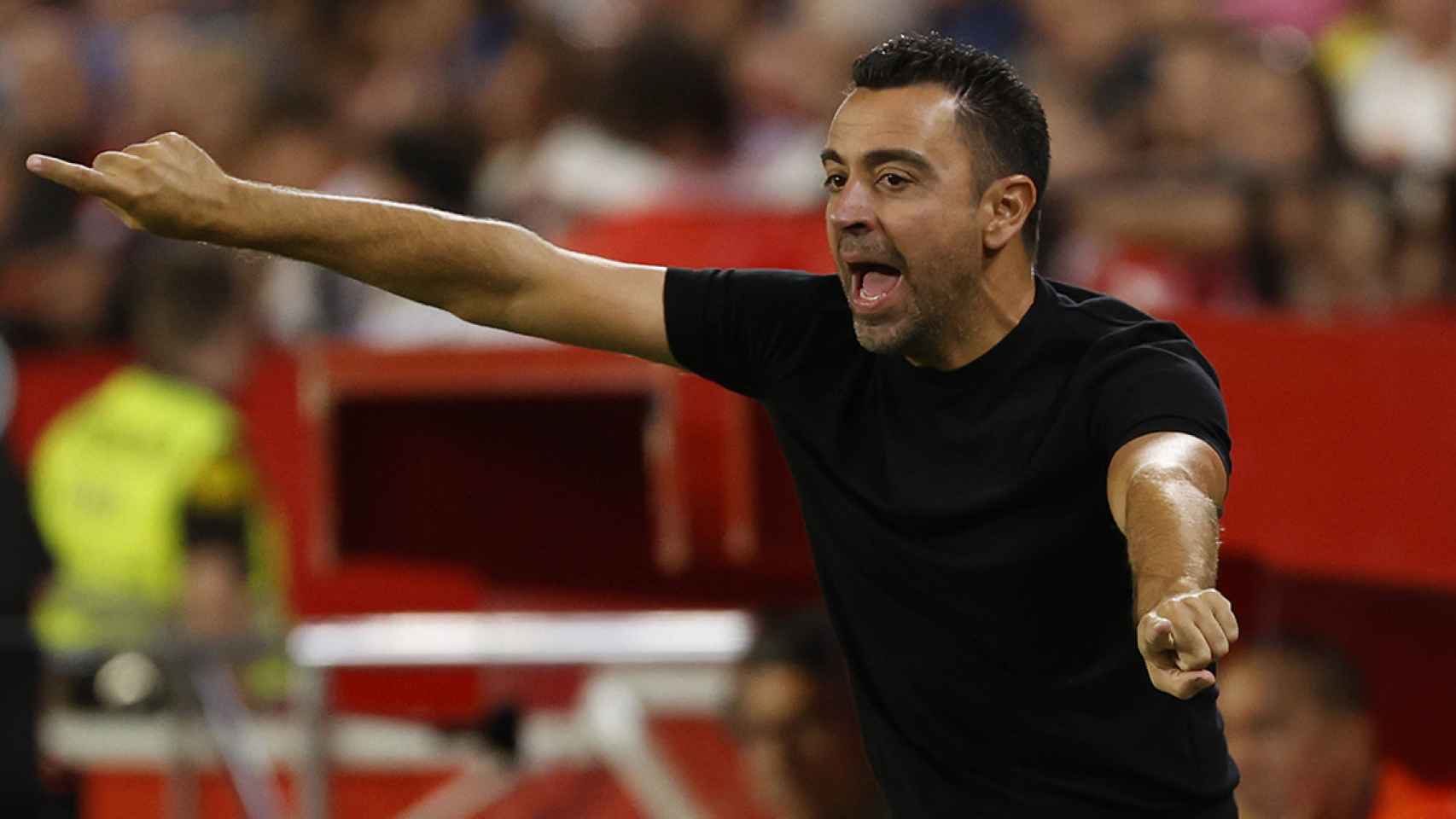 Xavi Hernández da indicaciones a sus jugadores, durante el triunfo contra el Sevilla / EFE