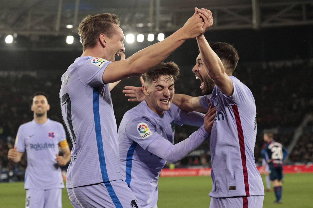 Luuk de Jong, Gavi y Jordi Alba, celebrando la victoria contra el Levante / EFE