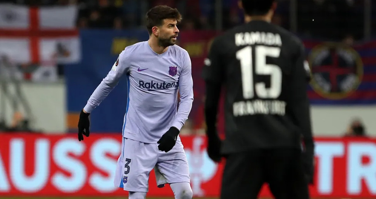 Gerard Piqué, en una acción contra el Eintracht Frankfurt, antes de salir lesionado / FCB