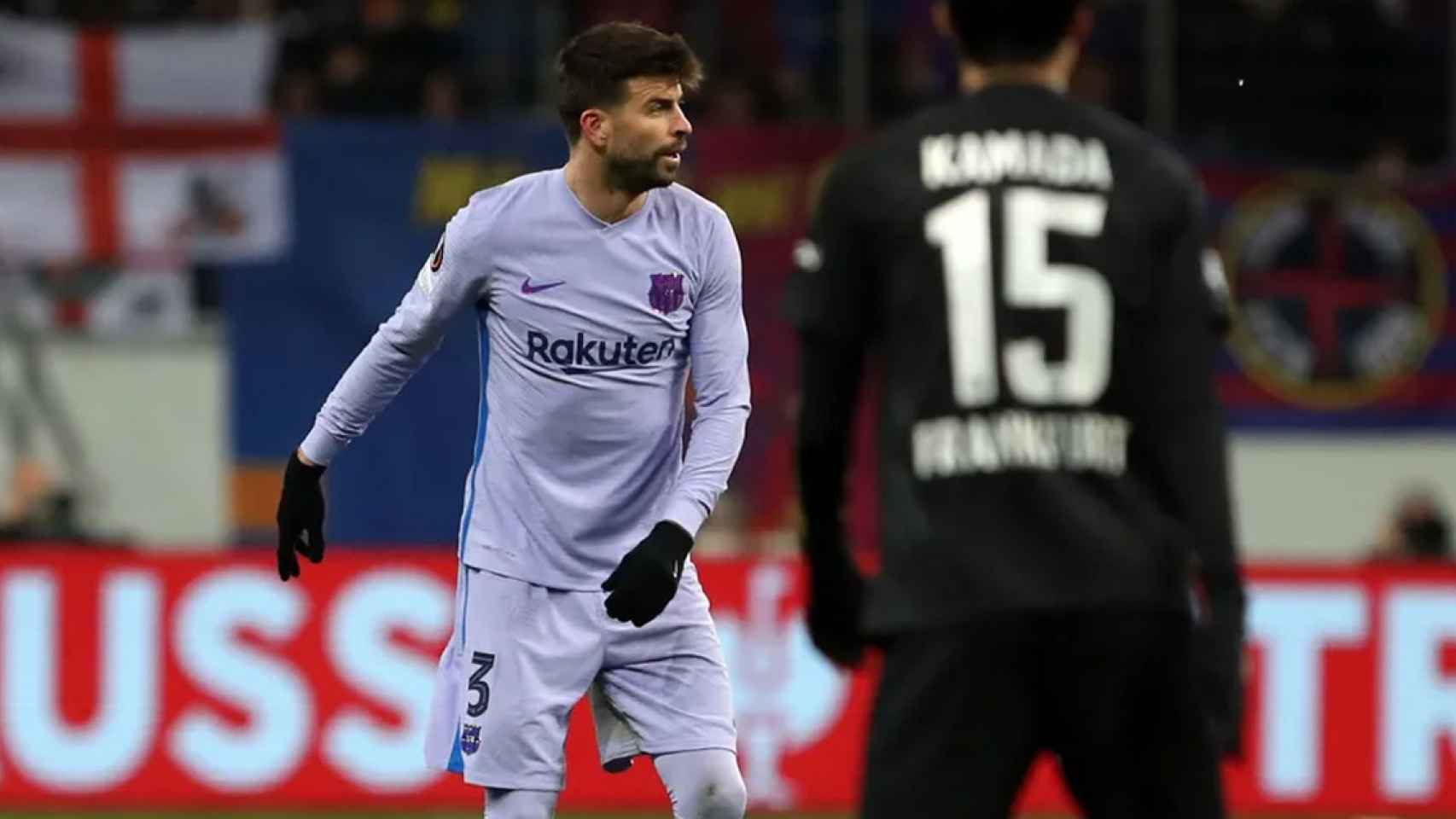 Gerard Piqué, en una acción contra el Eintracht Frankfurt, antes de salir lesionado / FCB