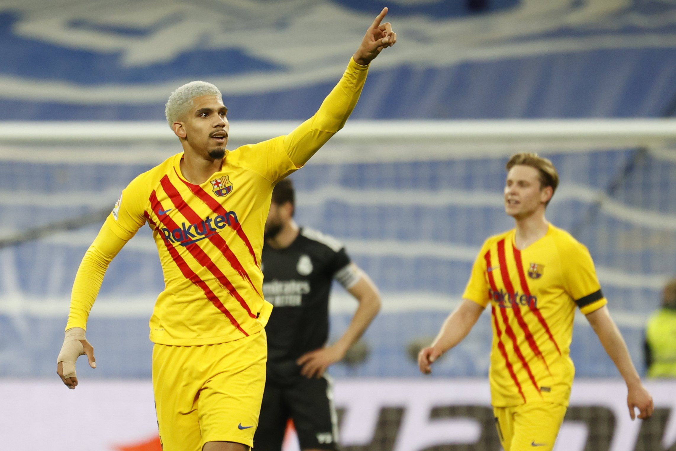 Ronald Araujo, uno de los goleadores del Barça en la visita al Santiago Bernabéu / EFE