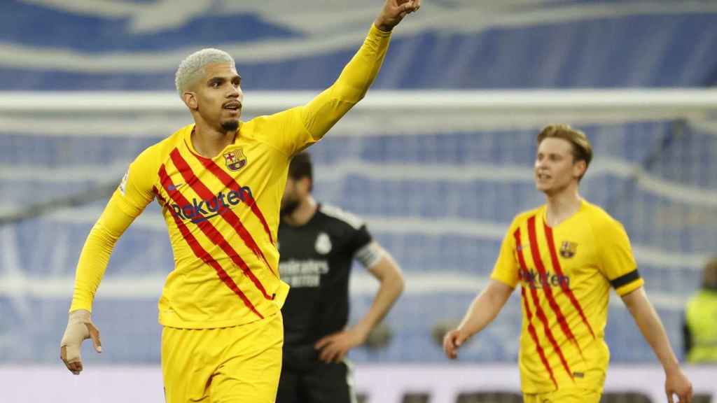 Ronald Araujo, uno de los goleadores del Barça en la visita al Santiago Bernabéu / EFE