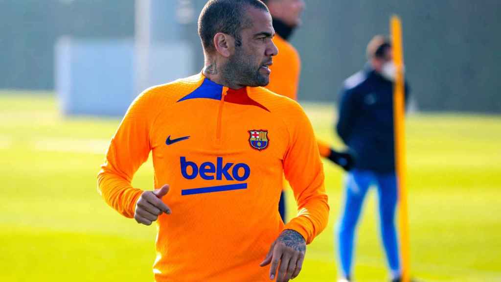 Dani Alves, de naranja, en un entrenamiento del Barça / FCB