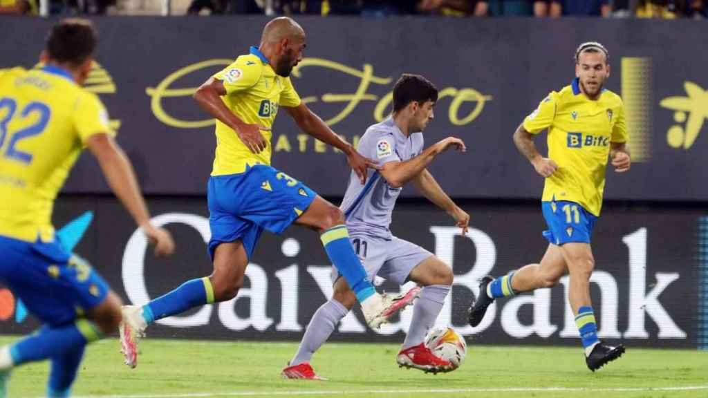 Fali luchando un balón con Demir / FC Barcelona