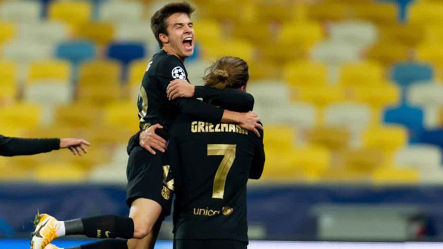 Riqui Puig y Antoine Griezmann celebrando el primer con el Barça del mediocentro / FC BARCELONA