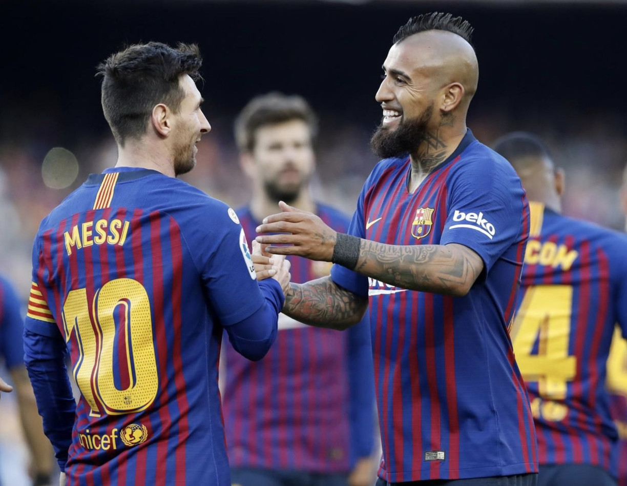 Una foto de Leo Messi y Arturo Vidal tras finalizar el partido ante el Espanyol / FCB