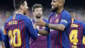 Una foto de Leo Messi y Arturo Vidal tras finalizar el partido ante el Espanyol / FCB