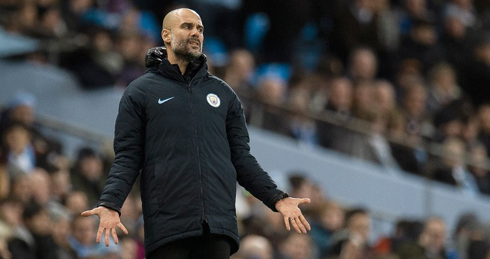 Pep Guardiola, técnico del Manchester City, se queja en la banda / EFE