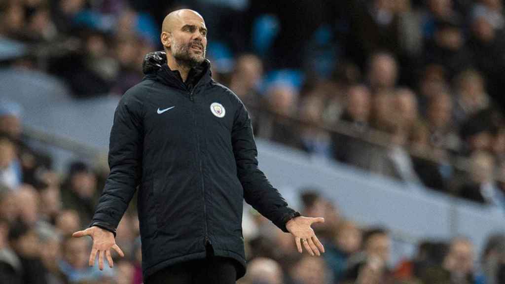 Pep Guardiola, técnico del Manchester City, se queja en la banda / EFE