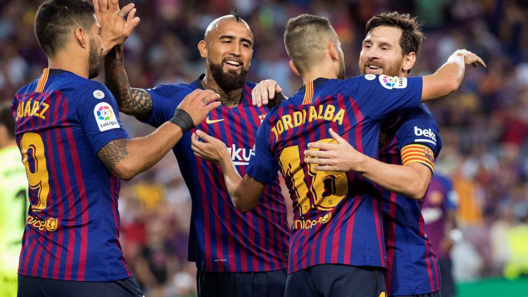 Messi y Jordi Alba se abrazan tras un gol junto a Arturo Vidal y Suárez / EFE