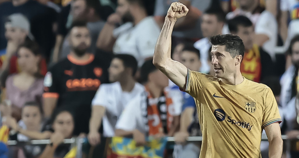 Robert Lewandowski, celebrando el triunfo del Barça en Mestalla / EFE