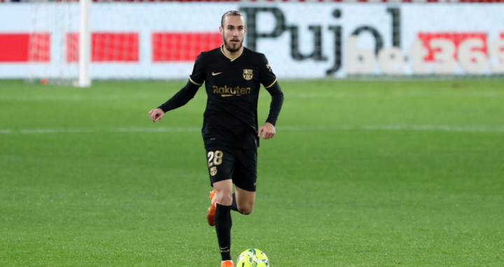 Mingueza sacando el balón ante el Granada / FC Barcelona