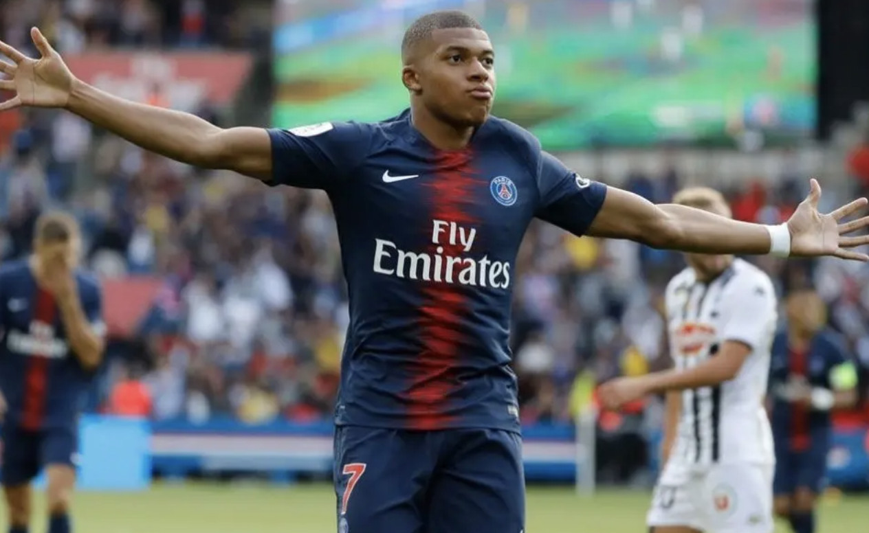 Una foto de Kyllian Mbappé durante un partido del PSG / EFE