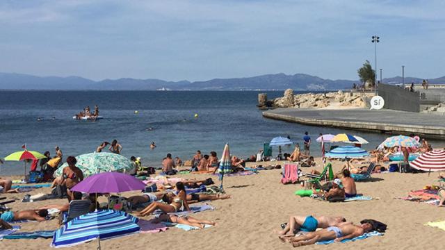 'Sí', bien visible para todos los turistas de L'Escala en el cuadro superior derecho / CG