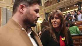 El portavoz de ERC en el Congreso, Gabriel Rufián, con Laura Borràs, a quien acusa de contratar a un asesino confeso / EUROPA PRESS