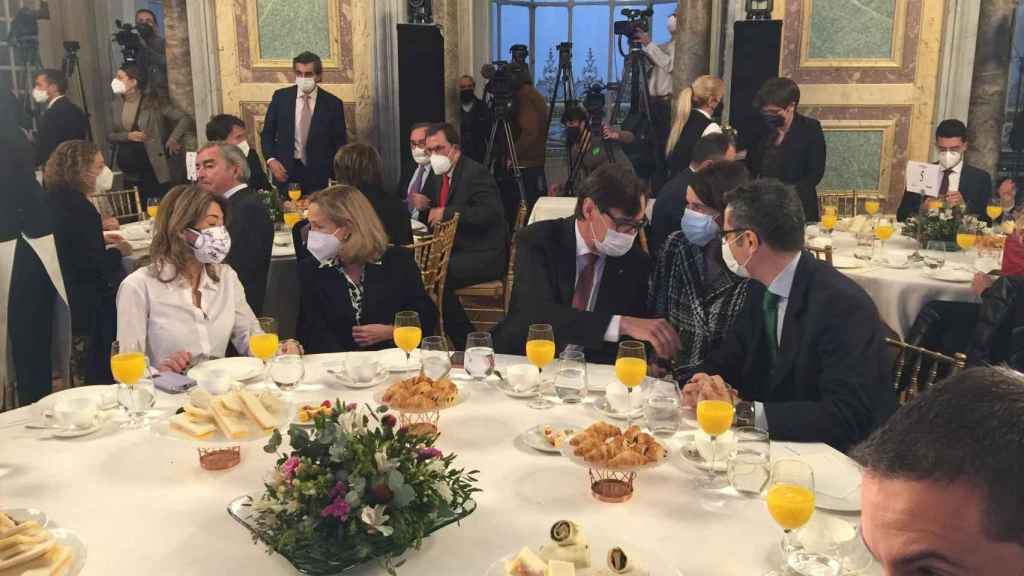 Salvador Illa (centro) departe con la ministra de Justicia, Pilar Llop y el ministro de Presidencia, Félix Bolaños. A su derecha, la vicepresidenta primera, Nadia Calviño; y la ministra de Transportes, Raquel Sánchez / CG