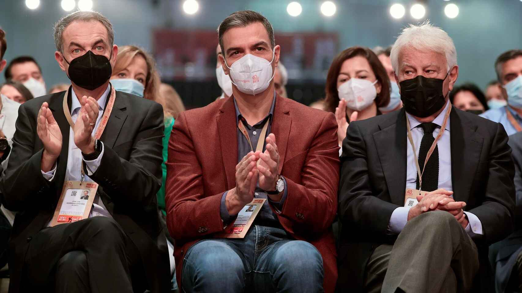 El presidente del Gobierno, Pedro Sánchez, flanqueado por dos de sus antecesores en el cargo --José Luis Rodríguez Zapatero y Felipe González-- durante el 40º congreso federal del PSOE, celebrado en Valencia / EFE