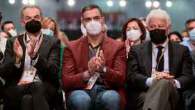 El presidente del Gobierno, Pedro Sánchez, flanqueado por dos de sus antecesores en el cargo --José Luis Rodríguez Zapatero y Felipe González-- durante el 40º congreso federal del PSOE, celebrado en Valencia / EFE