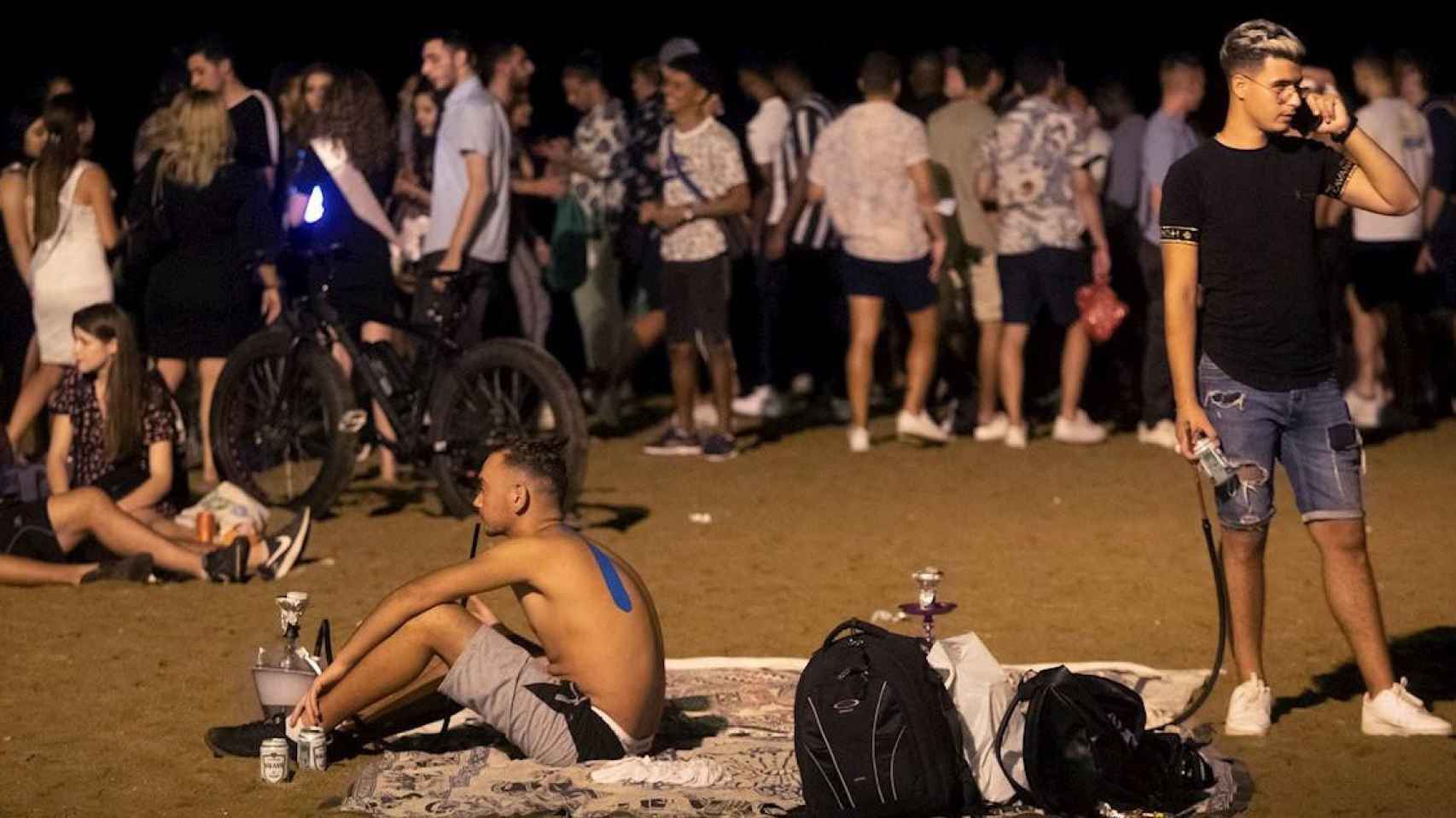 Imagen de archivo de un de los macrobotellones que se han vuelto habituales en Barcelona en los últimos meses / EFE