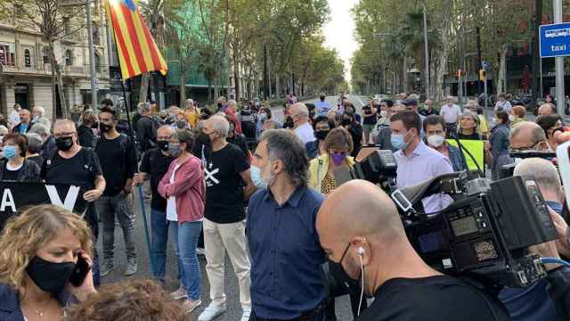 Concentración en la sede del Consulado de Italia para pedir la liberación de Carles Puigdemont / ÒMNIUM
